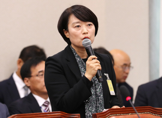 한성숙 네이버 대표이사가 29일 오후 국회에서 열린 산업통상자원중소벤처기업위원회의 산업통상자원부 종합 국정감사에서 위원의 질의에 답하고 있다.